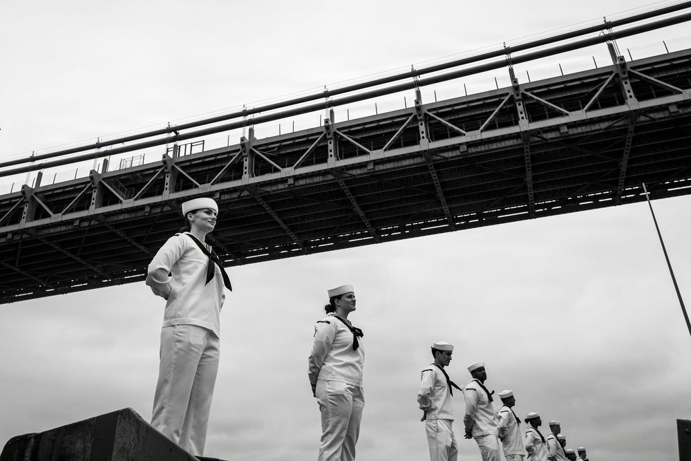 USS Nimitz Pulls Out of New York Harbor