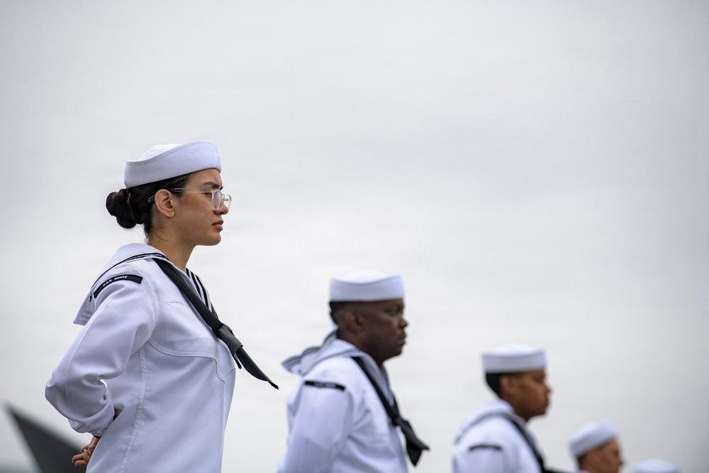 USS Nimitz Pulls Out of New York Harbor
