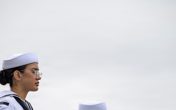 USS Nimitz Pulls Out of New York Harbor