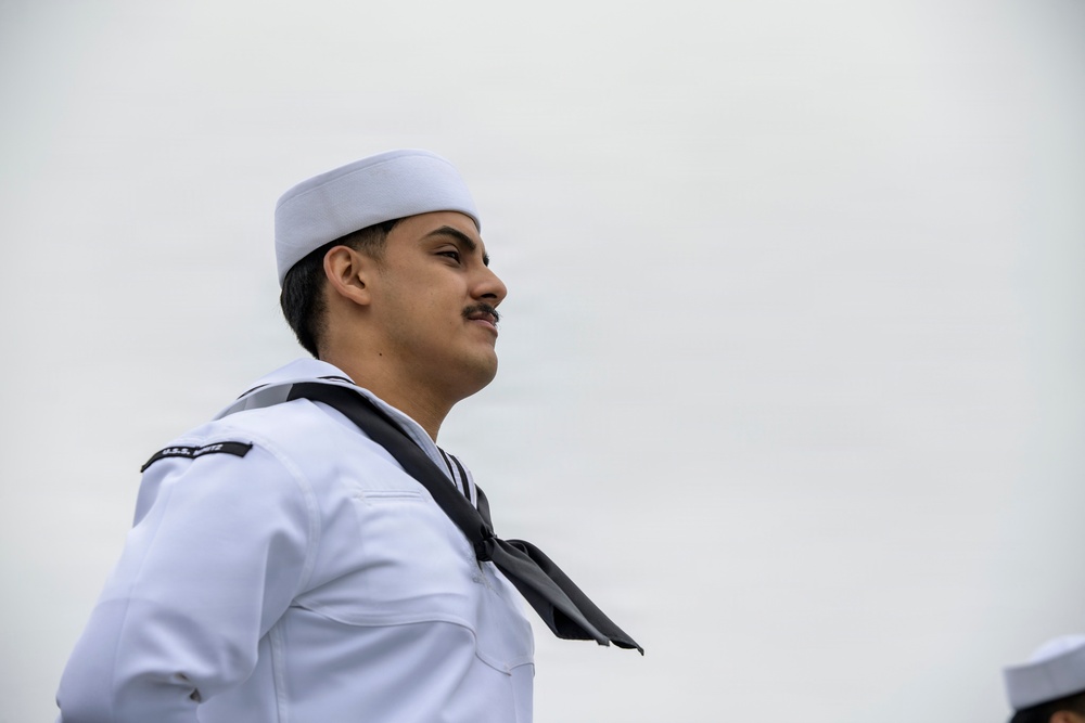 USS Nimitz Pulls Out of New York Harbor