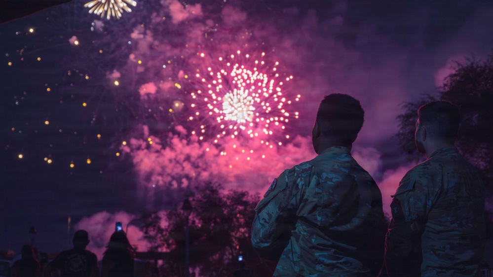 Phoenix -based Army recruiters participate in 4th July celebration.