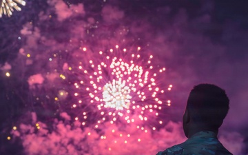 Phoenix -based Army recruiters participate in 4th July celebration.
