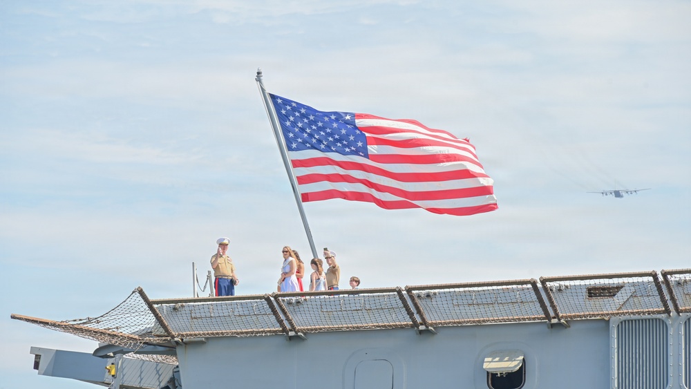 USS Arlington (LPD 24) Celebrates July 4 in New York