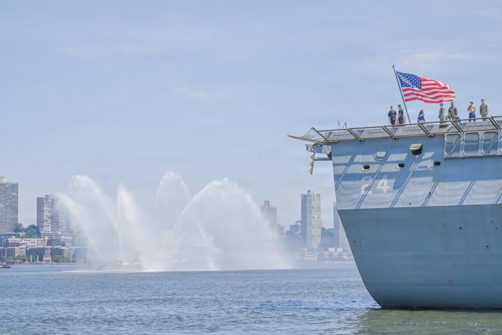 USS Arlington (LPD 24) Celebrates July 4 in New York
