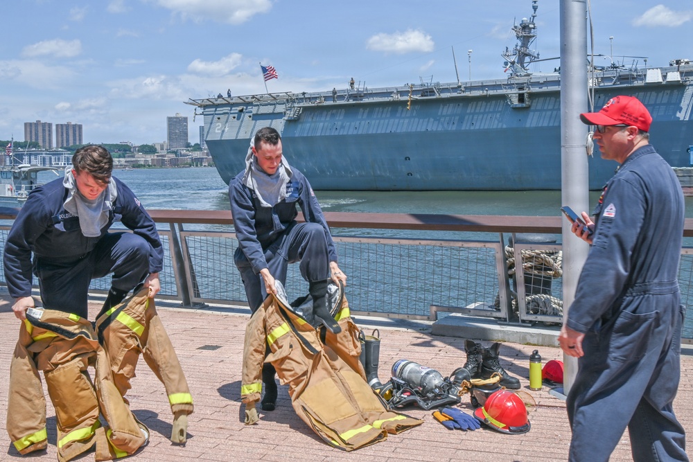 USS Arlington (LPD 24) Celebrates July 4 in New York