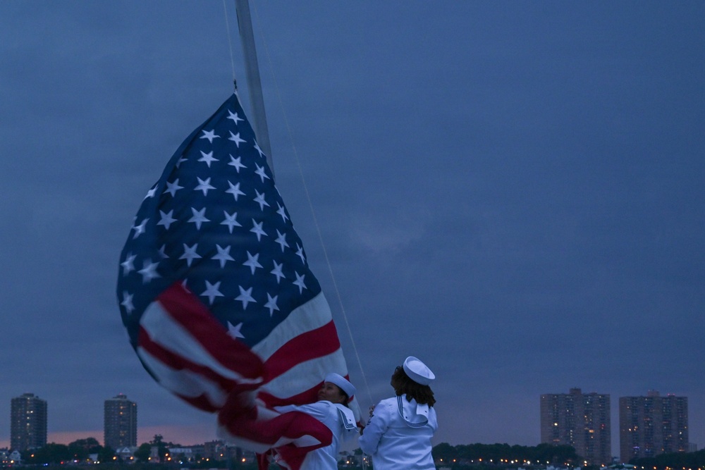 USS Arlington (LPD 24) Celebrates July 4 in New York