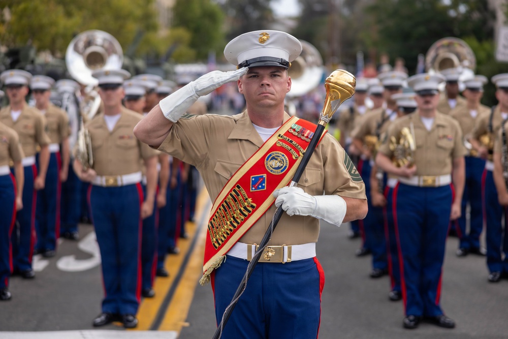 1st MARDIV Band performs in Temecula’s Independence Day Parade