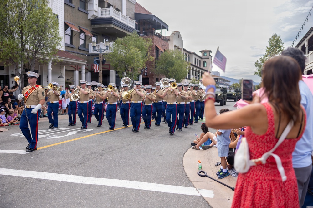 1st MARDIV Band performs in Temecula’s Independence Day Parade