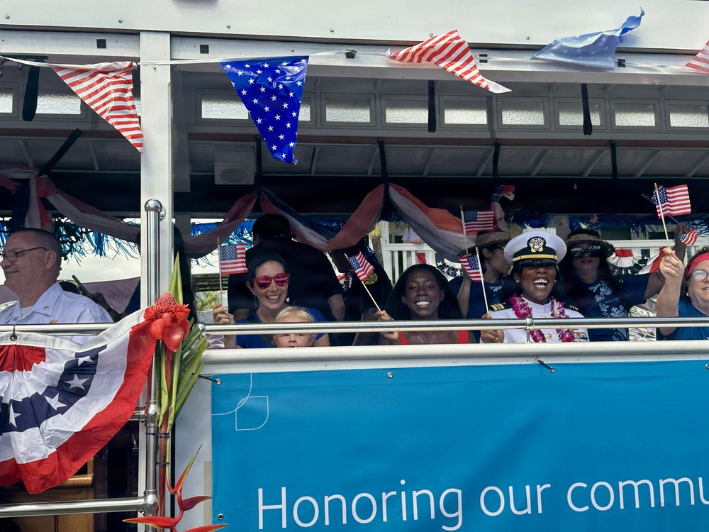 Navy Hawaii personnel honored during Kailua Independence Day parade