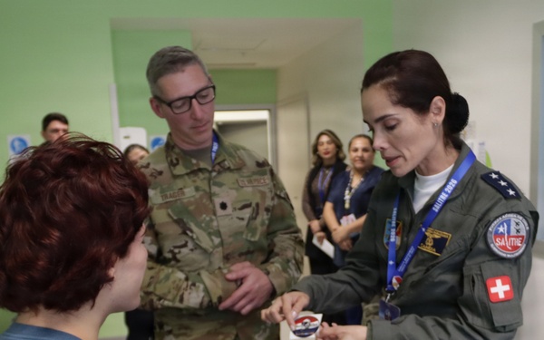 U.S. Airmen visit Chilean pediatric patients during Salitre