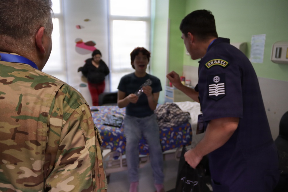 U.S. Airmen visit Chilean pediatric patients during Salitre