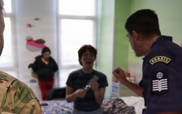 U.S. Airmen visit Chilean pediatric patients during Salitre