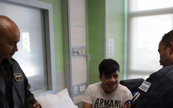 U.S. Airmen visit Chilean pediatric patients during Salitre