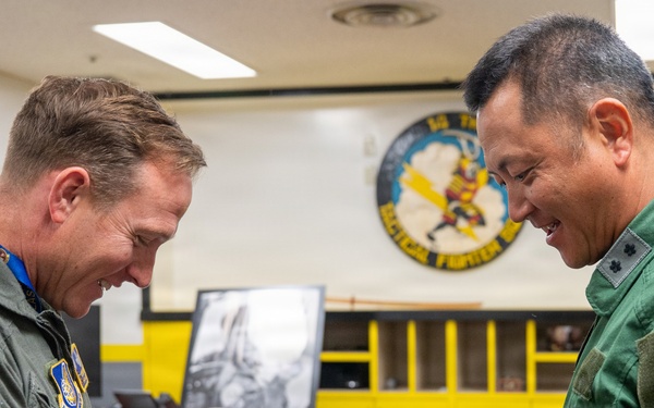 35th Fighter Wing commander hosts JASDF 3rd Air Wing commander for familiarization flight