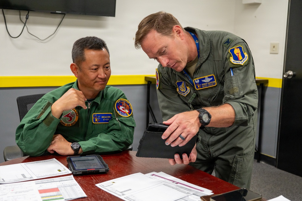 35th Fighter Wing commander hosts JASDF 3rd Air Wing commander for familiarization flight