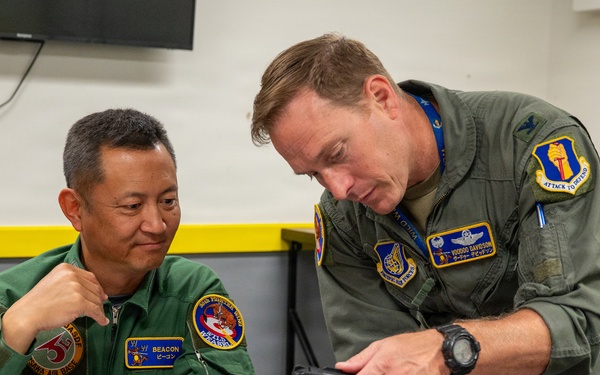 35th Fighter Wing commander hosts JASDF 3rd Air Wing commander for familiarization flight