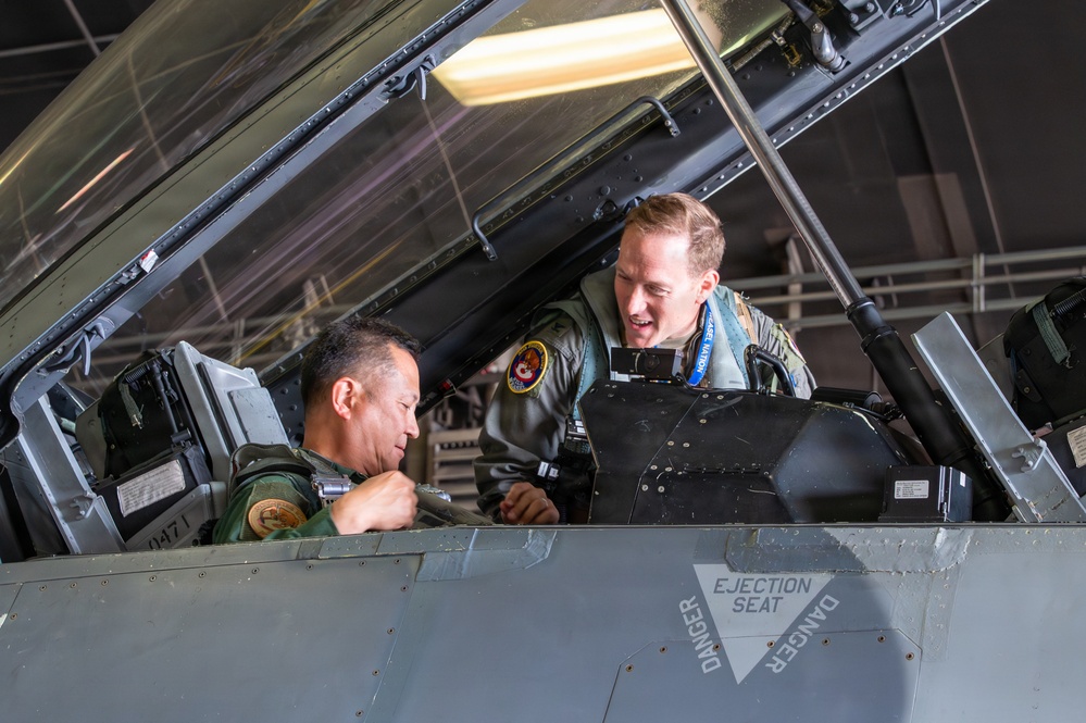 35th Fighter Wing commander hosts JASDF 3rd Air Wing commander for familiarization flight