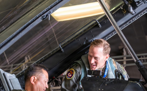 35th Fighter Wing commander hosts JASDF 3rd Air Wing commander for familiarization flight
