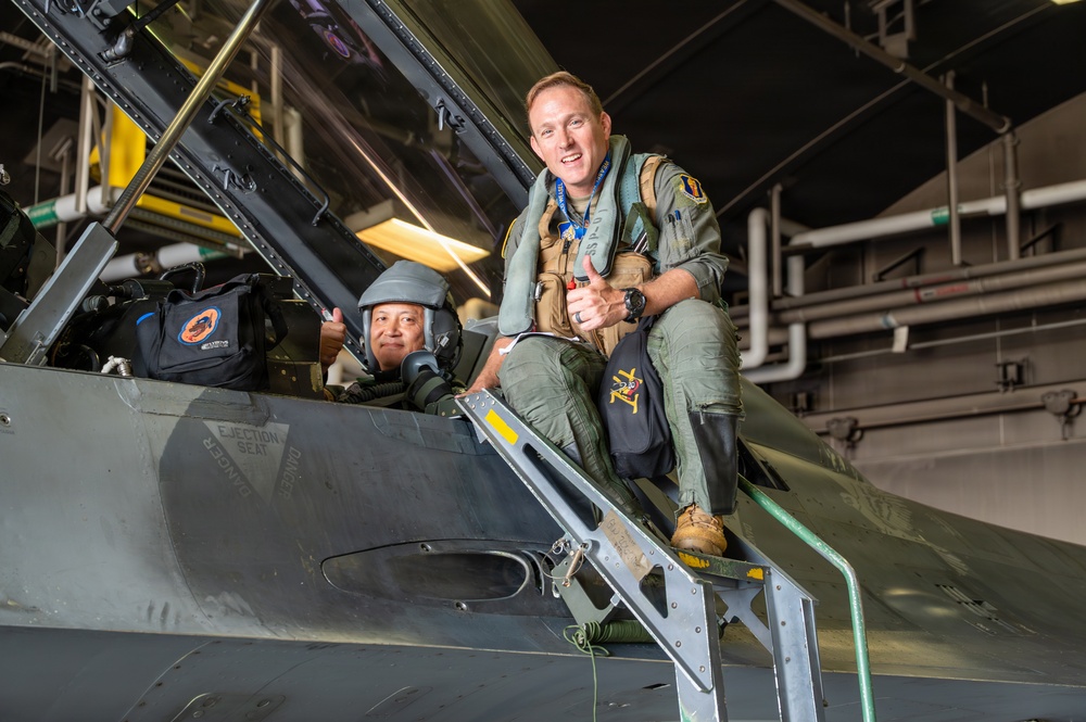 35th Fighter Wing commander hosts JASDF 3rd Air Wing commander for familiarization flight
