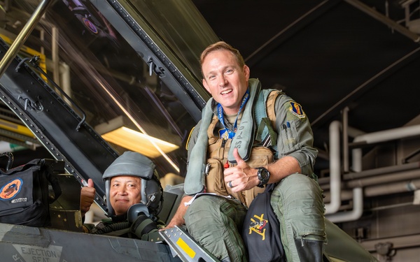 35th Fighter Wing commander hosts JASDF 3rd Air Wing commander for familiarization flight