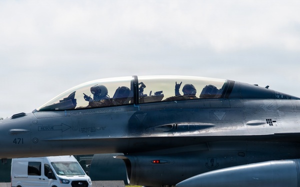 35th Fighter Wing commander hosts JASDF 3rd Air Wing commander for familiarization flight