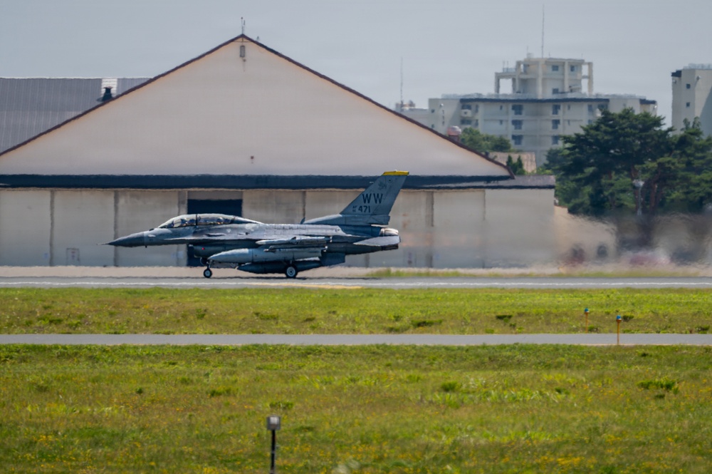 35th Fighter Wing commander hosts JASDF 3rd Air Wing commander for familiarization flight