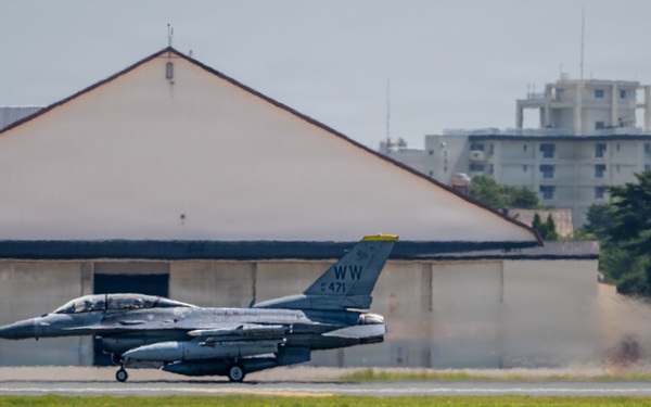 35th Fighter Wing commander hosts JASDF 3rd Air Wing commander for familiarization flight