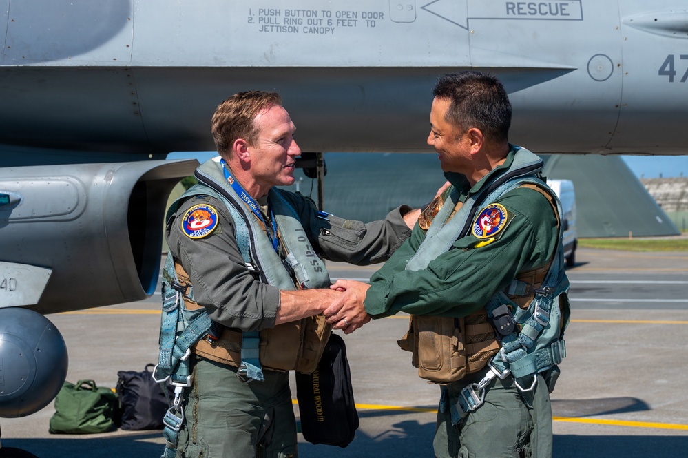35th Fighter Wing commander hosts JASDF 3rd Air Wing commander for familiarization flight