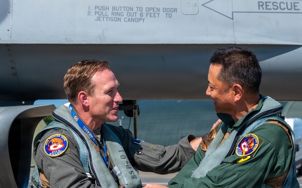 35th Fighter Wing commander hosts JASDF 3rd Air Wing commander for familiarization flight