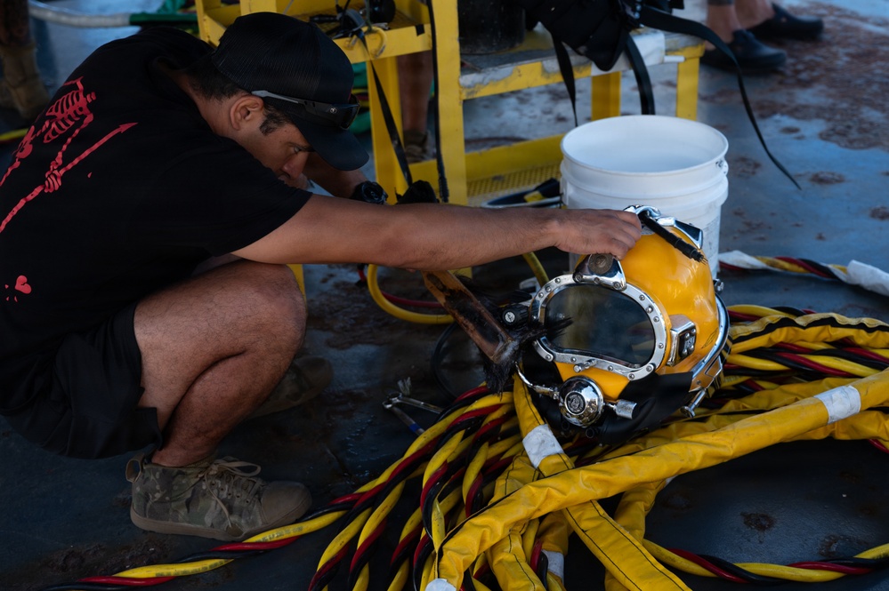 U.S. Navy and partner nations conduct a wreck access cutting dive during RIMPAC 2026
