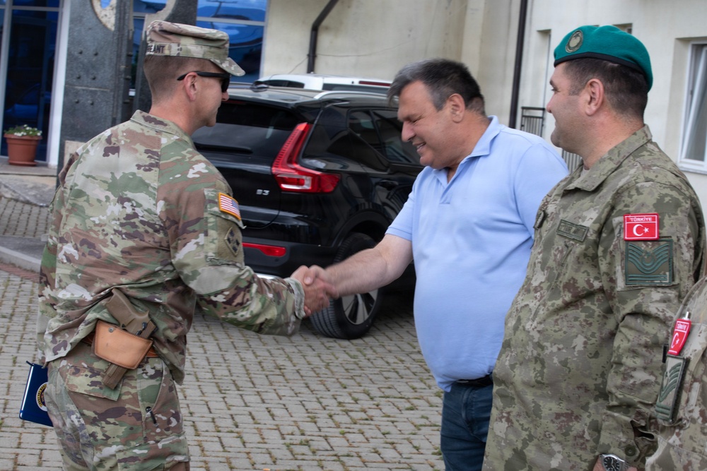 KFOR conducts key leader engagement with mayor of Parteš/Partesh