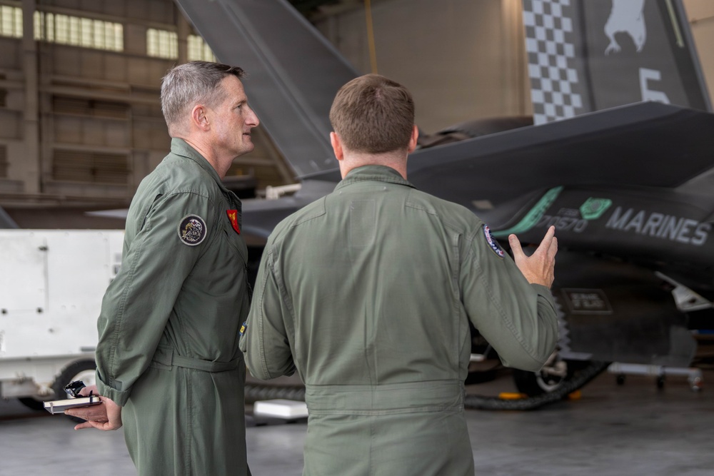 4th Marine Aircraft Wing CG visits MCAS Beaufort