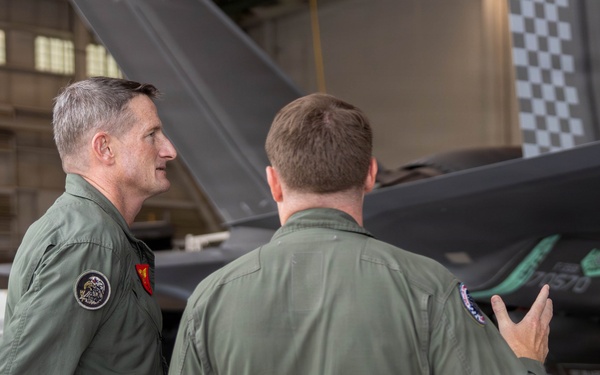 4th Marine Aircraft Wing CG visits MCAS Beaufort