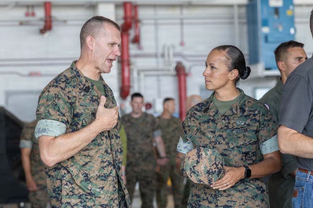 4th Marine Aircraft Wing CG visits MCAS Beaufort