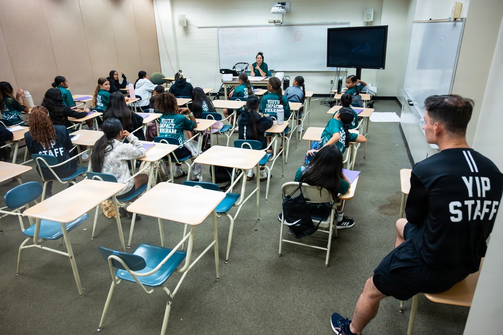 94th Army Air and Missile Defense Command Soldiers volunteer to help with STEM prortion of the Youth Impact Program
