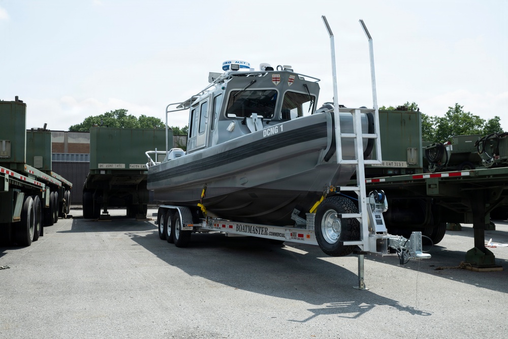 JTF-DC Guardsman inspects Special Purpose Brigade Boat