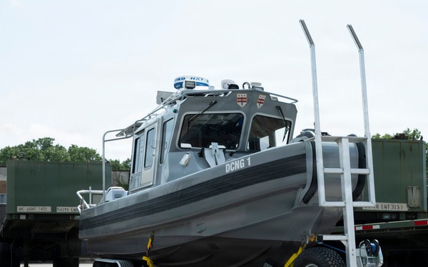 JTF-DC Guardsman inspects Special Purpose Brigade Boat