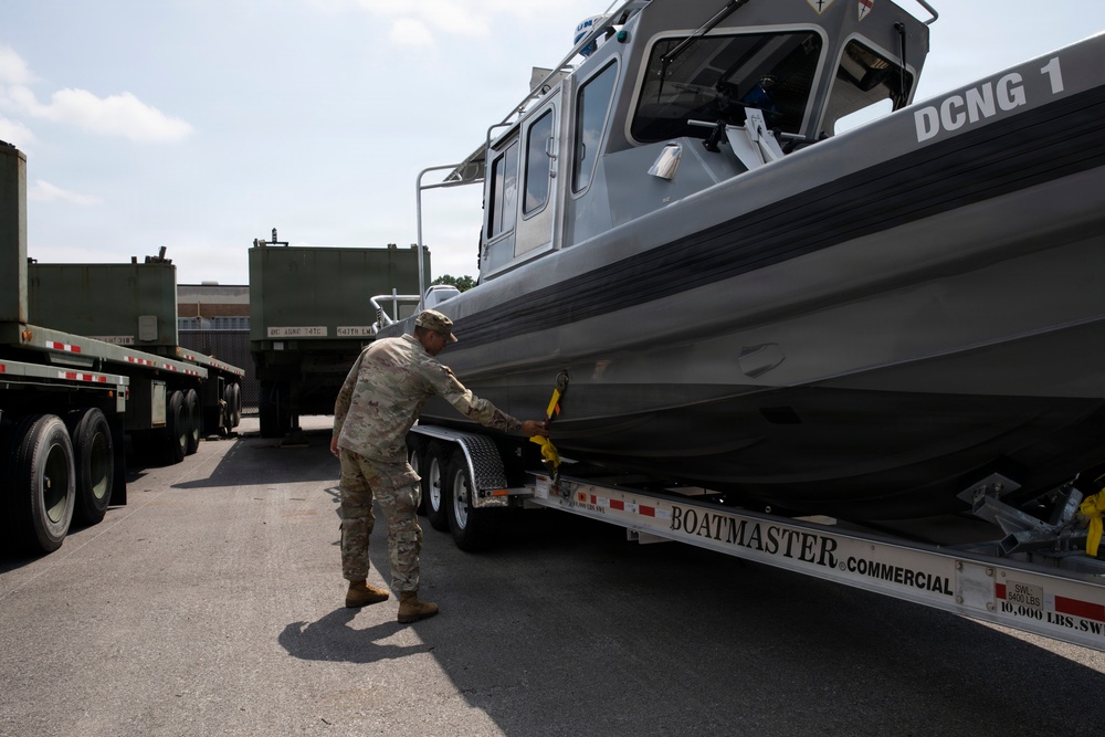 JTF-DC Guardsman inspects Special Purpose Brigade Boat