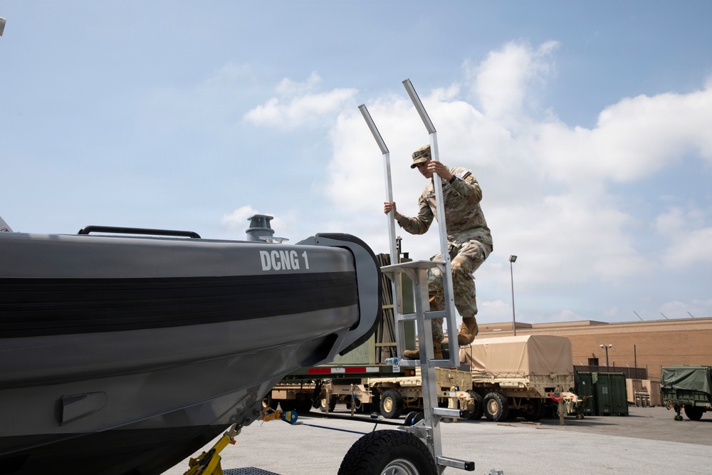 JTF-DC Guardsman inspects Special Purpose Brigade Boat