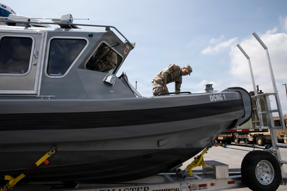 JTF-DC Guardsman inspects Special Purpose Brigade Boat
