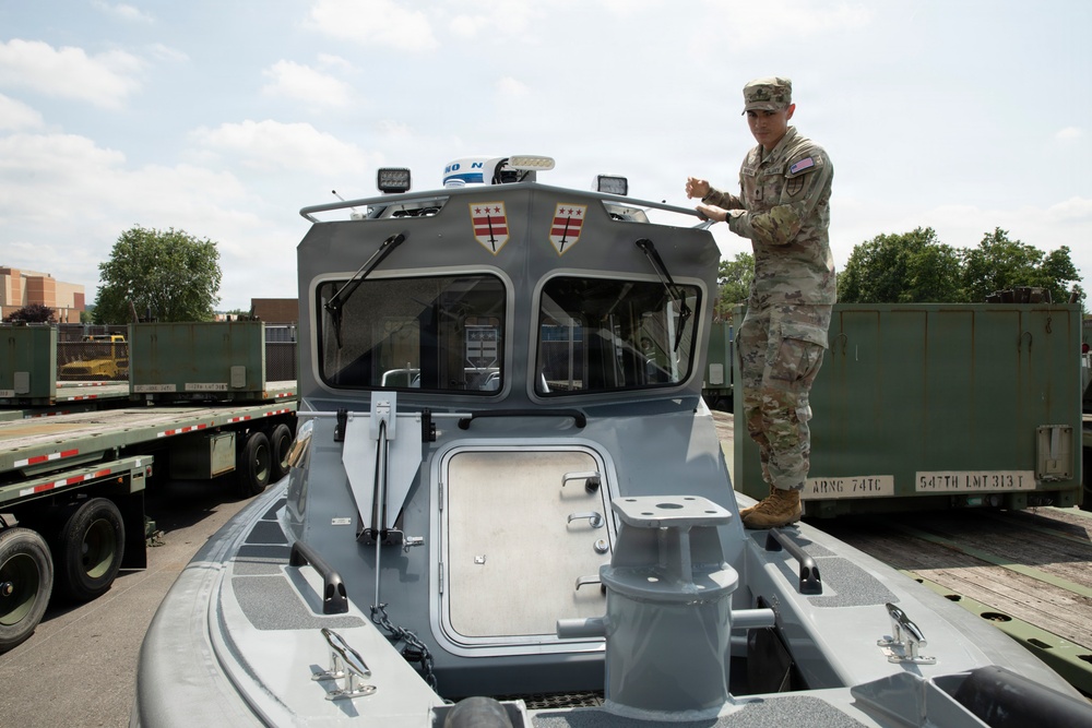 JTF-DC Guardsman inspects Special Purpose Brigade Boat