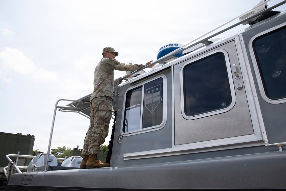 JTF-DC Guardsman inspects Special Purpose Brigade Boat