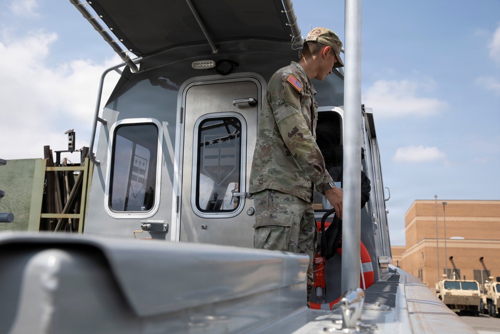 JTF-DC Guardsman inspects Special Purpose Brigade Boat