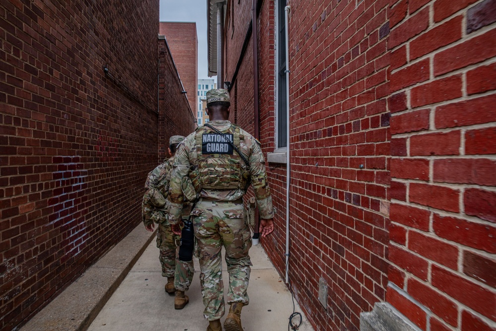 JTF- DC Ga Guardsmen on patrol