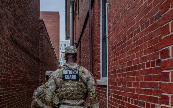 JTF- DC Ga Guardsmen on patrol