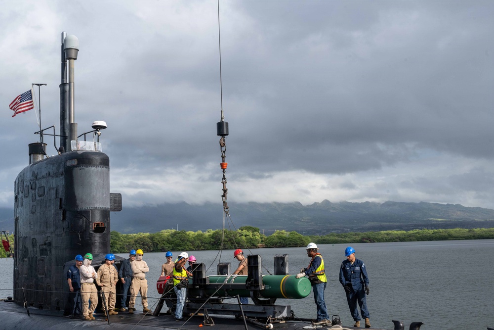 USS Columbia (SSN 771) conducts Harpoon missile onload in support of RIMPAC
