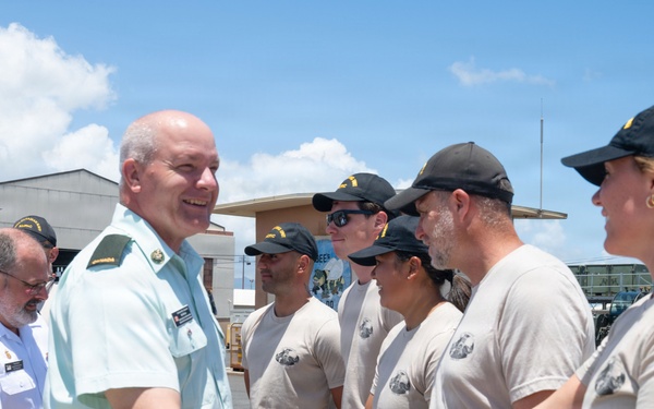 Canadian senior leaders visit multinational salvage diver training