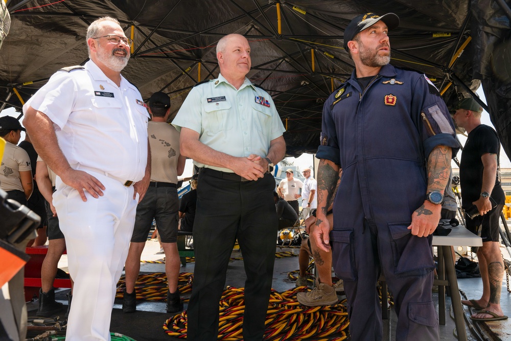 Canadian senior leaders visit multinational salvage diver training