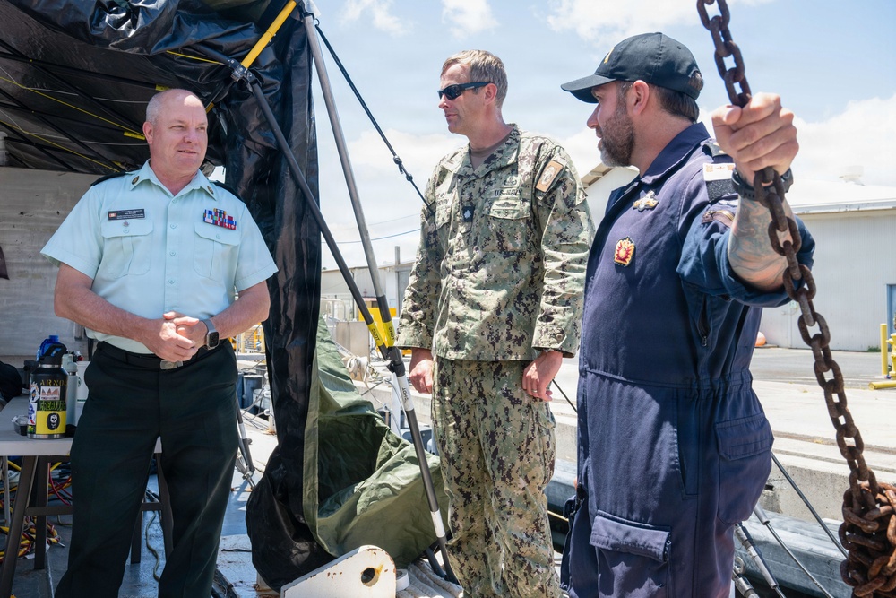 Canadian senior leaders visit multinational salvage diver training