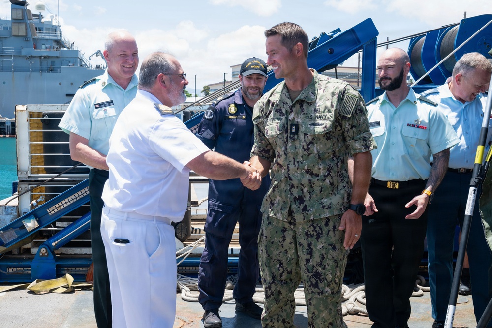 Canadian senior leaders visit multinational salvage diver training